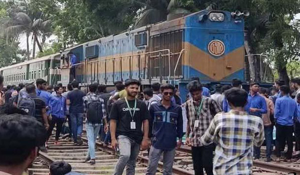৬ দফা দাবিতে খুলনায় ট্রেন আটকে দিল শিক্ষার্থীরা, সারাদেশের সঙ্গে যোগাযোগ  বন্ধ